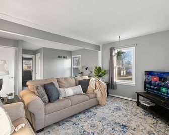 Spacious 3bd Apartment |king Bed, Fenced Yard! - Mendota - Sala de estar