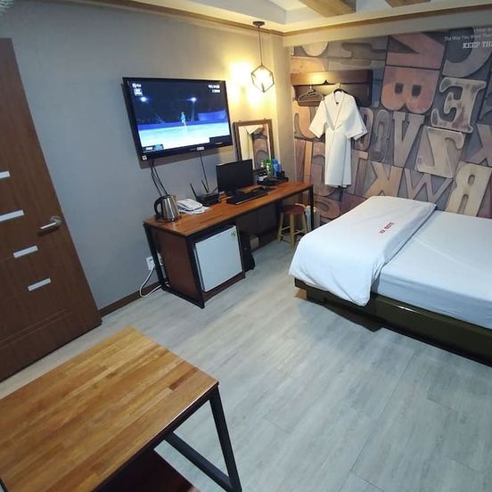 Lol Motel image 1