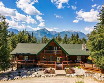 Moberly Lodge - Golden - Building