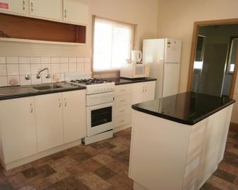 Kickback Cottages - Lakes Entrance - Kitchen