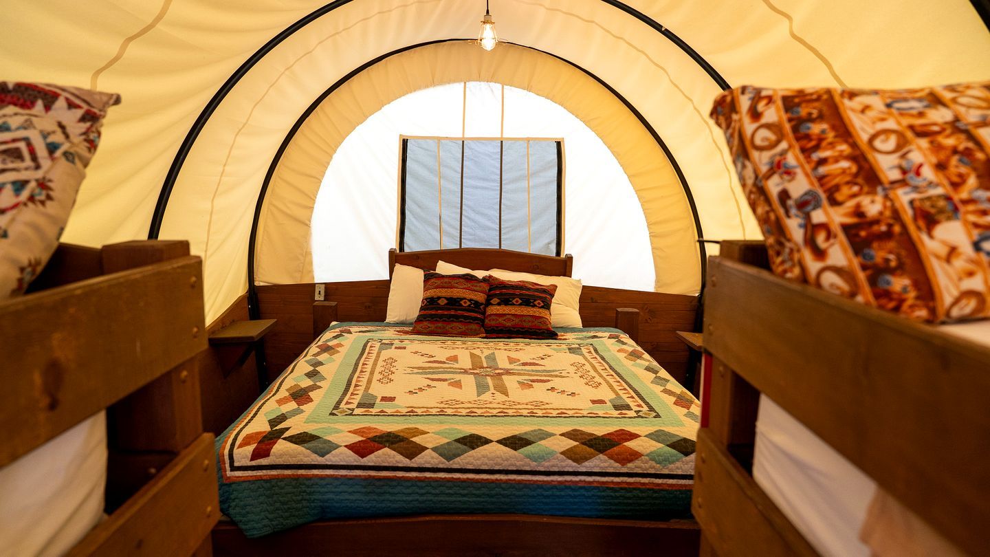 Rustic Conestoga Glamping Covered Wagon for Amazing Getaways to Oklahoma Farm - Moore