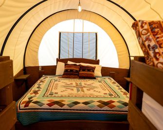 Rustic Conestoga Glamping Covered Wagon for Amazing Getaways to Oklahoma Farm - Moore