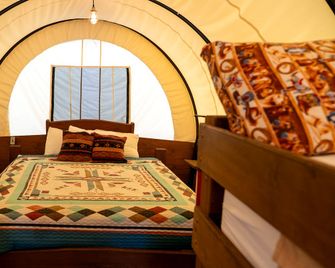 Rustic Conestoga Glamping Covered Wagon for Amazing Getaways to Oklahoma Farm - Moore