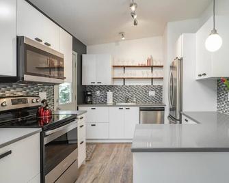 #stayinmydistrict Modern Mid-Century Retreat - Beaverton - Kitchen