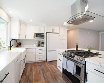 Beautiful Stylish Home With Hot Tub - Puyallup - Kitchen