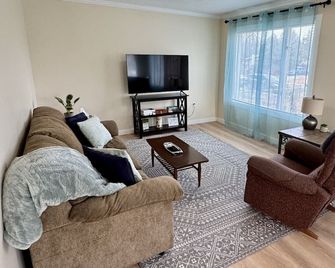 Easy access! Superb location! - Miles City - Wohnzimmer