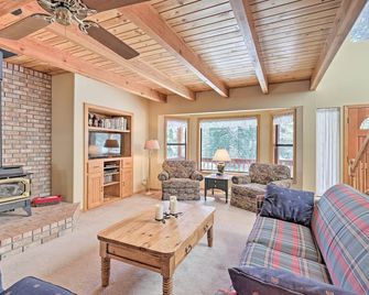 Near Bear Valley: Peaceful Arnold Home w/ Hot Tub - Arnold - Living room