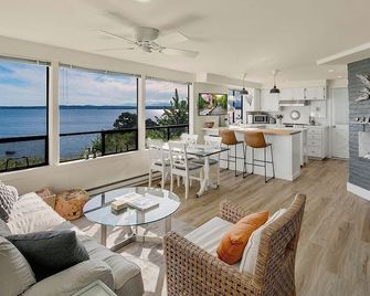 Tranquil waterfront cottage on Seattle's Puget Sound - Seattle - Living room