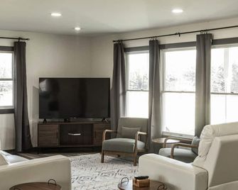 Entire modern farmhouse with year round hot tub. - Harrison - Living room