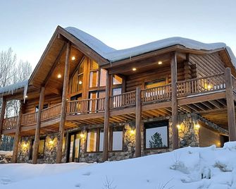 Best Mtn/Lake views!!! Lodge on esteemed Lakeside Drive! Hot tub! Fido friendly! - Grand Lake - Building