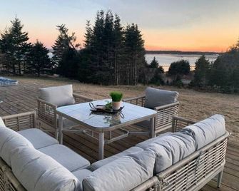 Tranquil Seaside Getaway - hot tub -sauna -private - Head of Jeddore - Patio