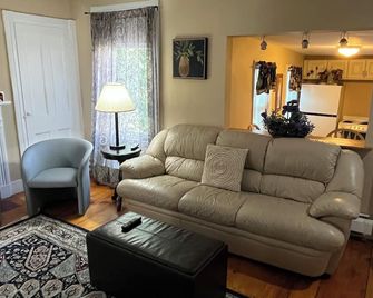 Free 2 Car Parking at this 3 bedroom apartment. Close to a park. Great location - Cambridge - Living room