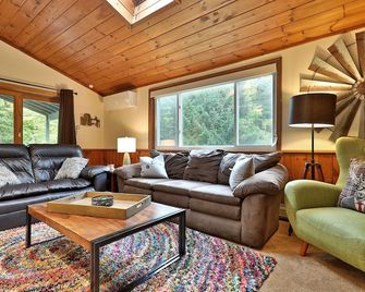 Killington Mountain Retreat -Great Group Ski House! Close to Resort - Hot Tub - Ski Rental Deals - Killington - Living room