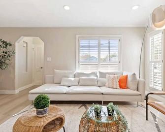 @ Marbella Lane - Modern Refreshing Home - San Mateo - Living room