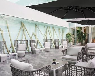 Sheraton Milan Malpensa Airport Hotel & Conference Centre - Ferno - Binnenhof