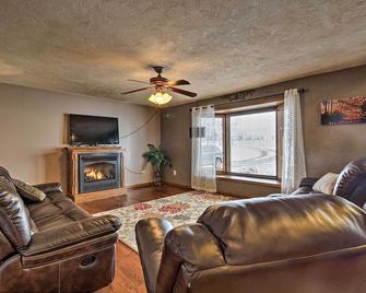 Tranquil Family Home w/ Yard, 14 Mi to Springfield - Springfield - Living room