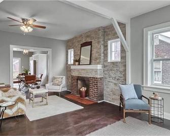 ☆ Hot Tub ☆ New Renovated ☆ Massage Shower ☆Yard☆ - St. Louis