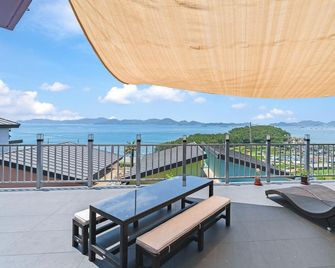 Namhae Gooreamyelmae Pension - Namhae - Balcony