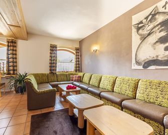 Alpine Touring Hotel-petfriendly - Pozza di Fassa - Obývací pokoj