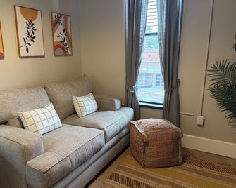 Flint Hills Flat charming 2-bedroom, 1 bath apartment in Osawatomie. NEW listing - Osawatomie - Living room