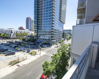 Heart Of Gaslamp Lovely Plush Apt - San Diego - Balcón