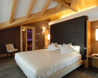 Hotel Garni Vittoria - Tonadico - Schlafzimmer