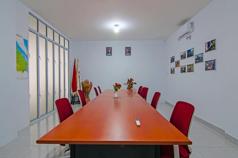 Capital O 92300 Koala House - פקאנבארו - חדר ישיבות