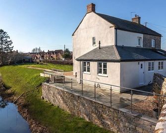 700 Westport - Langport - Outdoors view