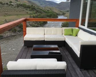 Two minutes from Yellowstone Park Gate. 30ft. deck w/BBQ overlooking the river. - Gardiner - Balcony