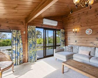 Lakefront Gem - Kuratau Holiday Home - Kuratau - Pokój dzienny
