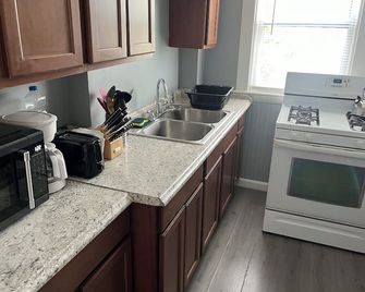 Spacious 3-bedroom apartment in enjoyable New Bedford with AC, WiFi - New Bedford - Kitchen