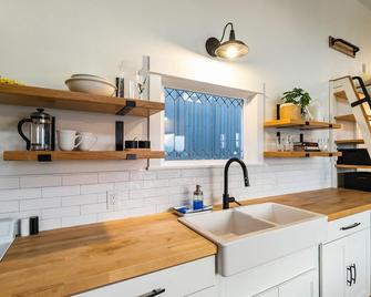 Adorable Tiny House In the Counrty - Lynden - Kitchen