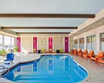 Home2 Suites by Hilton Albuquerque Downtown/University - Albuquerque - Svømmebasseng
