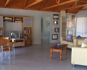 Dolphins Encounter Luxury Entire House - Penneshaw - Wohnzimmer