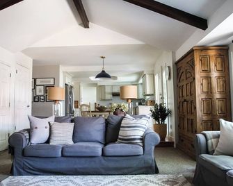 Updated 4 Bedroom Home Near Stunning Lake • Cozy Fire Pit • 40 Mins From Rmnp - Longmont - Living room