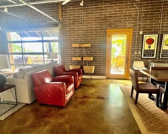 Grace's Retreat - 10 minutes from I-65 - Cullman - Living room