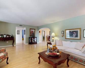 Cozy 2BR Home in Sun City West! - Sun City West - Sala de estar