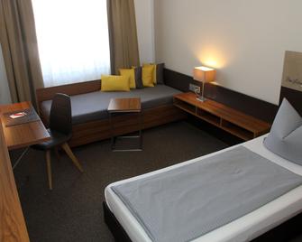 Hotel Drei Lilien - Vohenstrauss - Спальня