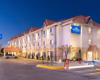 Microtel Inn And Suites by Wyndham Chihuahua - Chihuahua - Building