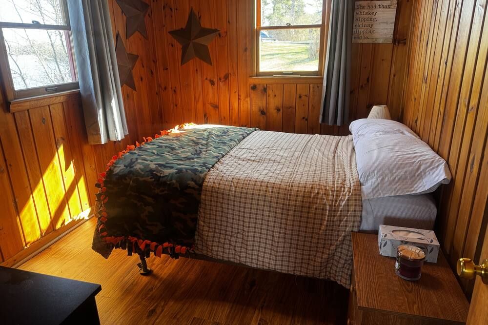 Red Cabin Retreat on Island Lake - Perfect for Fishing & Wildlife Lovers - Detroit Lakes - Schlafzimmer