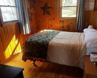 Red Cabin Retreat on Island Lake - Perfect for Fishing & Wildlife Lovers - Detroit Lakes - Schlafzimmer