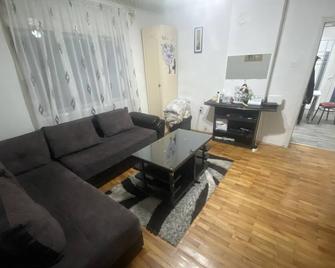Enough for two couples or two families - Prilep - Living room