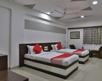 Hotel Ostria - Surat - Slaapkamer
