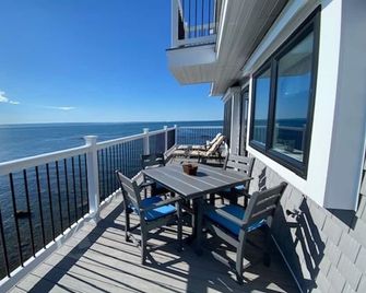 2-bedroom ocean-front Fairhaven home overlooking Buzzards Bay - Fairhaven - Balcony