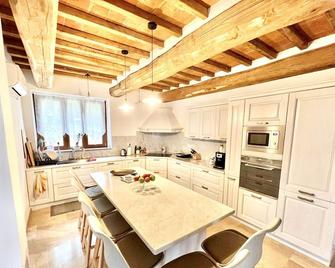 NEW luxurious Villa Podere Vista Verde Tuscany, with 6 boardrooms & Pool - Castel del Piano - Cocina