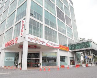 Top Holiday Hotel - Seri Kembangan - Building