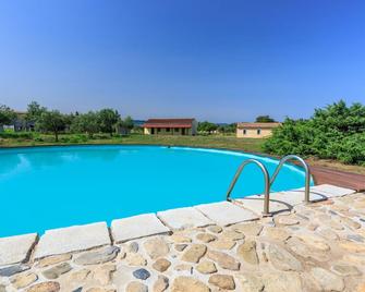Holiday Home La Pietraia by Interhome - Badesi - Piscina
