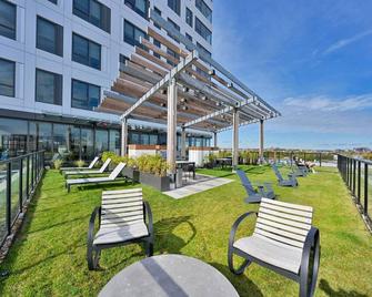 Ample Central Square 1BR w/ Gym, Doorman, Roof Deck - Cambridge - Patio