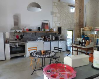 The Gîte d'Hôtes de Juillard - Champagne-et-Fontaine - Cocina