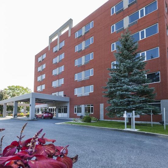 Hotel Le Dauphin Montreal-Longueuil image 1
